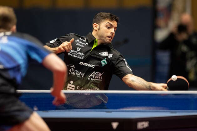 Tischtennis: 1. Bundesliga, Saison 2022 2023, 10. Spieltag, TTC Schwalbe Bergneustadt - Werder Bremen am 18.12.2022 in Bergneustadt (Nordrhein-Westfalen). Bremens Marcelo Aguirre (hinten) gegen Bergneustadts Benedikt Duda