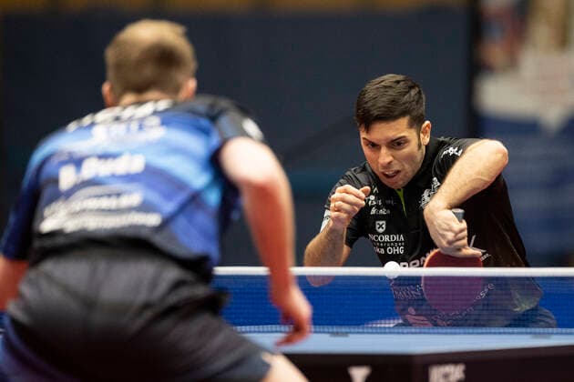 Tischtennis: 1. Bundesliga, Saison 2022 2023, 10. Spieltag, TTC Schwalbe Bergneustadt - Werder Bremen am 18.12.2022 in Bergneustadt (Nordrhein-Westfalen). Bremens Marcelo Aguirre (hinten) gegen Bergneustadts Benedikt Duda