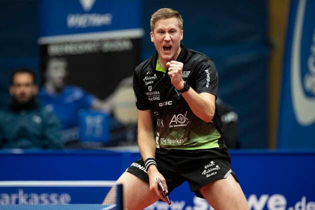 Tischtennis: 1. Bundesliga, Saison 2022 2023, 10. Spieltag, TTC Schwalbe Bergneustadt - Werder Bremen am 18.12.2022 in Bergneustadt (Nordrhein-Westfalen). Bremens Mattias Falck bejubelt einen Punktgewinn