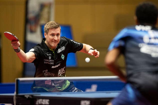 Tischtennis: 1. Bundesliga, Saison 2022 2023, 10. Spieltag, TTC Schwalbe Bergneustadt - Werder Bremen am 18.12.2022 in Bergneustadt (Nordrhein-Westfalen). Bremens Mattias Falck (hinten) gegen Bergneustadts Omar Assar