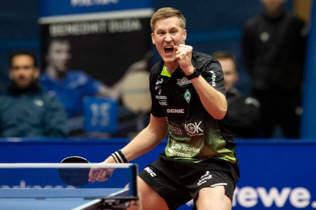 Tischtennis: 1. Bundesliga, Saison 2022 2023, 10. Spieltag, TTC Schwalbe Bergneustadt - Werder Bremen am 18.12.2022 in Bergneustadt (Nordrhein-Westfalen). Bremens Mattias Falck bejubelt einen Punktgewinn