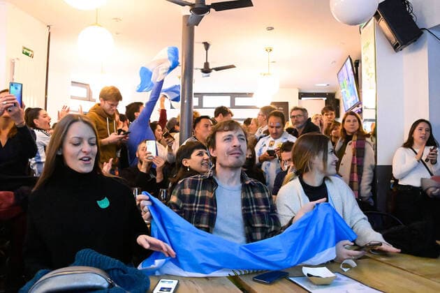 Les supporters de l Argentine au Cafe El Sur Ã Paris - ambiance - FOOTBALL : Les supporters de l Argentine - Paris - 18 12 2022 FedericoPestellini Panoramic 
