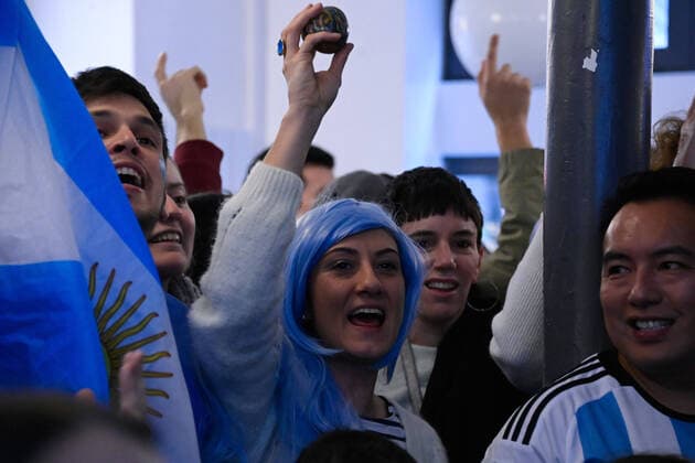 Les supporters de l Argentine au Cafe El Sur Ã Paris - ambiance - FOOTBALL : Les supporters de l Argentine - Paris - 18 12 2022 FedericoPestellini Panoramic 