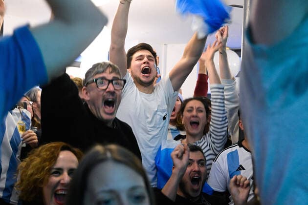 Les supporters de l Argentine au Cafe El Sur Ã Paris - ambiance - FOOTBALL : Les supporters de l Argentine - Paris - 18 12 2022 FedericoPestellini Panoramic 