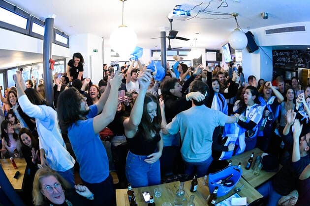Les supporters de l Argentine au Cafe El Sur Ã Paris - ambiance - FOOTBALL : Les supporters de l Argentine - Paris - 18 12 2022 FedericoPestellini Panoramic 