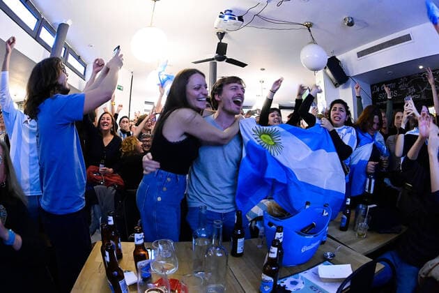 Les supporters de l Argentine au Cafe El Sur Ã Paris - ambiance - FOOTBALL : Les supporters de l Argentine - Paris - 18 12 2022 FedericoPestellini Panoramic 