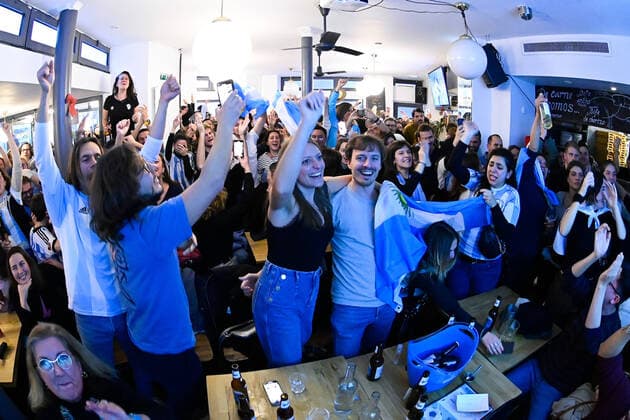 Les supporters de l Argentine au Cafe El Sur Ã Paris - ambiance - FOOTBALL : Les supporters de l Argentine - Paris - 18 12 2022 FedericoPestellini Panoramic 