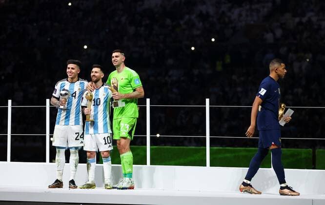 Sport Bilder des Tages Mandatory Credit: Photo by Kieran McManus Shutterstock (13670809he) Enzo Fernandez of Argentina, Young Player of the Tournament, Lionel Messi of Argentina, Player of the Tournament, Emiliano Martinez goalkeeper of Argentina, Golden Glove winner and Kylian Mbappe of France, Golden Boot winner Argentina v France, FIFA World Cup, WM, Weltmeisterschaft, Fussball 2022, Final, Football, Lusail Stadium, Al Daayen, Qatar - 18 Dec 2022 Editorial Use Only Argentina v France, FIFA World Cup 2022, Final, Football, Lusail Stadium, Al Daayen, Qatar - 18 Dec 2022 Editorial Use Only  Copyright: xKieranxMcManus Shutterstockx 13670809he