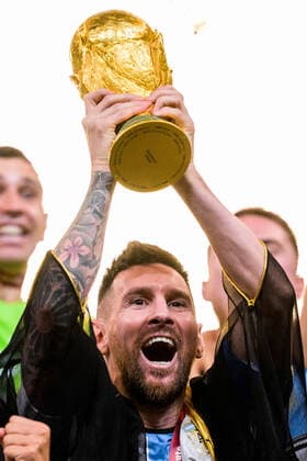 221218 Lionel Messi of Argentina lifts the FIFA World Cup, WM, Weltmeisterschaft, Fussball Trophy after the FIFA World Cup 2022 final between Argentina and France on December 18, 2022 in Doha. Photo: Joel Marklund BILDBYRAN kod JM JM0415 bbeng fotboll football soccer fotball vm fotbolls-vm fotball-vm fotbolls-vm 2022 fifa world cup 2022 final argentina frankrike france champions world champions FIFA World Cup Champions Gold medalist jubel celebration Copyright: JOELxMARKLUND BB221218JM174