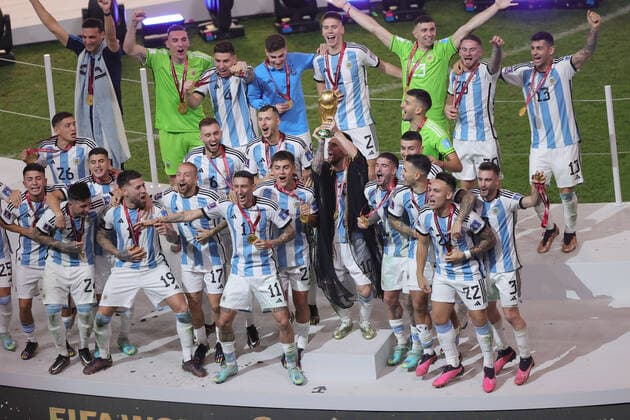 Argentina v France 2022 FIFA World Cup, WM, Weltmeisterschaft, Fussball Lionel Messi of Argentina and team mates lift the World Cup during the 2022 FIFA World Cup Final between Argentina and France at Lusail Stadium, Lusail Content Not Available For UK Newspapers Copyright: xPaulxChestertonx FIL-17843-0382 UK Newspapers OUT