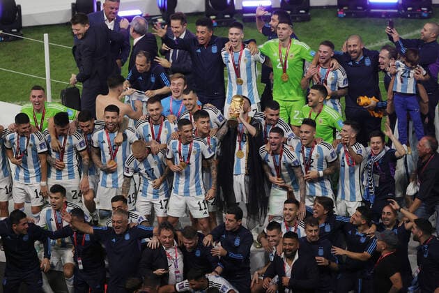 Argentina v France 2022 FIFA World Cup, WM, Weltmeisterschaft, Fussball Lionel Messi of Argentina and team mates lift the World Cup during the 2022 FIFA World Cup Final between Argentina and France at Lusail Stadium, Lusail Content Not Available For UK Newspapers Copyright: xPaulxChestertonx FIL-17843-0384 UK Newspapers OUT