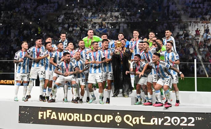 Fussball, Herren, Saison 2022 23, WM in Katar, Finale, Argentinien - Frankreich im Lusail Iconic Stadium in Lusail, Argentinien jubelt bei der Siegerehrung, Lionel Messi (Argentinien) mit WM-Pokal, 18.12. 2022, Copyright: xMatthiasxKochx