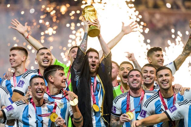 221218 Lionel Messi of Argentina lifts the FIFA World Cup, WM, Weltmeisterschaft, Fussball Trophy after the FIFA World Cup 2022 final between Argentina and France on December 18, 2022 in Doha. Photo: Joel Marklund BILDBYRAN kod JM JM0415 bbeng fotboll football soccer fotball vm fotbolls-vm fotball-vm fotbolls-vm 2022 fifa world cup 2022 final argentina frankrike france champions world champions FIFA World Cup Champions Gold medalist jubel celebration Copyright: JOELxMARKLUND BB221218JM177