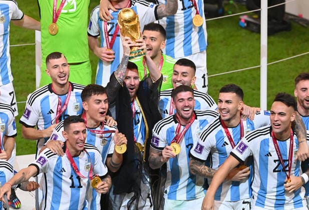 FUSSBALL WM 2022 Finale Argentinien - Frankreich 18.12.2022 Argentinien feiert sich als Weltmeister: Lionel Messi recht den Pokal in die Hoehe und feiert mit seinen Mitspielern den Weltmeistertitel