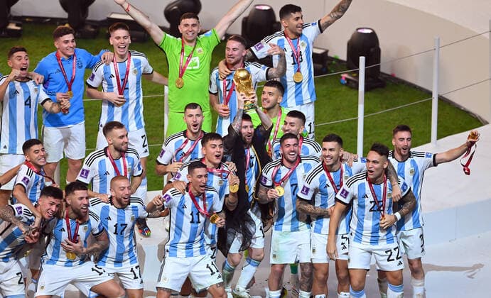 FUSSBALL WM 2022 Finale Argentinien - Frankreich 18.12.2022 Argentinien feiert sich als Weltmeister: Lionel Messi recht den Pokal in die Hoehe und feiert mit seinen Mitspielern den Weltmeistertitel