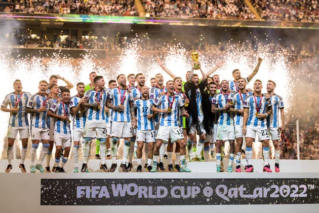 Sport Themen der Woche KW50 Sport Bilder des Tages 221218 Lionel Messi of Argentina lifts the FIFA World Cup, WM, Weltmeisterschaft, Fussball Trophy after the FIFA World Cup 2022 final between Argentina and France on December 18, 2022 in Doha. Photo: Joel Marklund BILDBYRAN kod JM JM0415 bbeng fotboll football soccer fotball vm fotbolls-vm fotball-vm fotbolls-vm 2022 fifa world cup 2022 final argentina frankrike france champions world champions FIFA World Cup Champions Gold medalist jubel celebration *** 221218 Lionel Messi of Argentina lifts the FIFA World Cup Trophy after the FIFA World Cup 2022 final between Argentina and France on December 18, 2022 in Doha Photo Joel Marklund BILDBYRAN code JM JM0415 bbeng football football soccer fotball world cup football world cup football world cup 2022 fifa world cup 2022 final argentina france france champions world champions FIFA World Cup Champions Gold medalist jubilation celebration,  Copyright: JOELxMARKLUND BB221218JM178