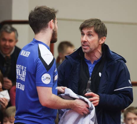 Samuel Walker und Trainer Slobodan Grujic (Grenzau), TTC Zugbruecke Grenzau - PSV Borussia Duesseldorf,, 10. Spieltag, Tischtennis-Bundesliga-Herren, 18.12.2022, TTC Zugrbuecke Grenzau - PSV Borussia Duesseldorf,, 10. Spieltag, Tischtennis-Bundesliga-Herren, 18.12.2022, Foto: EIBNER Joerg Niebergall Hoehr-Grenzhausen