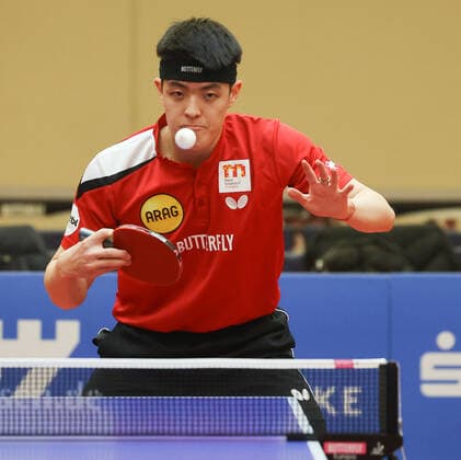 Dang Qiu (Duesseldorf), TTC Zugbruecke Grenzau - PSV Borussia Duesseldorf,, 10. Spieltag, Tischtennis-Bundesliga-Herren, 18.12.2022, TTC Zugrbuecke Grenzau - PSV Borussia Duesseldorf,, 10. Spieltag, Tischtennis-Bundesliga-Herren, 18.12.2022, Foto: EIBNER Joerg Niebergall Hoehr-Grenzhausen