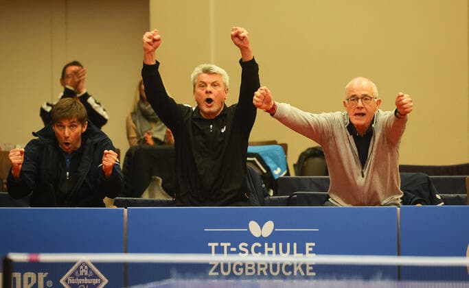 Grenzauer Trainerbank jubelt: Slobodan Grujic, Anton Stefko und Markus Stroeher (Grenzau), TTC Zugbruecke Grenzau - PSV Borussia Duesseldorf,, 10. Spieltag, Tischtennis-Bundesliga-Herren, 18.12.2022, TTC Zugrbuecke Grenzau - PSV Borussia Duesseldorf,, 10. Spieltag, Tischtennis-Bundesliga-Herren, 18.12.2022, Foto: EIBNER Joerg Niebergall Hoehr-Grenzhausen