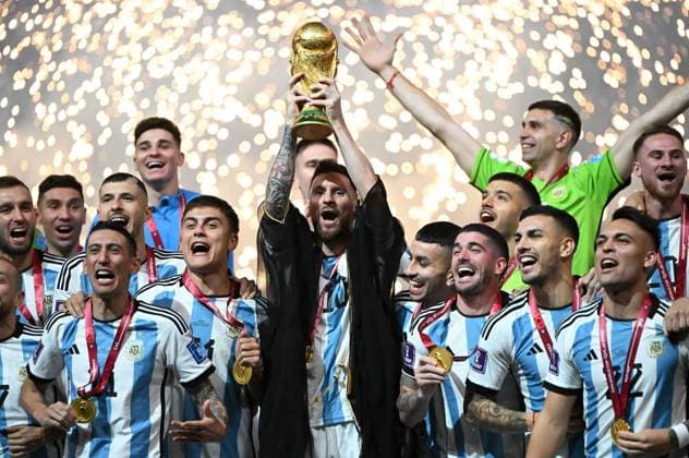 Sport Themen der Woche KW50 Fussball, Herren, Saison 2022 23, WM in Katar, Finale, Argentinien - Frankreich im Lusail Iconic Stadium in Lusail, Argentinien jubelt bei der Siegerehrung, Lionel Messi (Argentinien) hebt den Pokal in die Luft, 18.12. 2022, *** Football, men, 2022 23 season, World Cup in Qatar, final, Argentina France at Lusail Iconic Stadium in Lusail, Argentina cheers at the award ceremony, Lionel Messi Argentina raises the trophy in the air, 18 12 2022, Copyright: xMatthiasxKochx