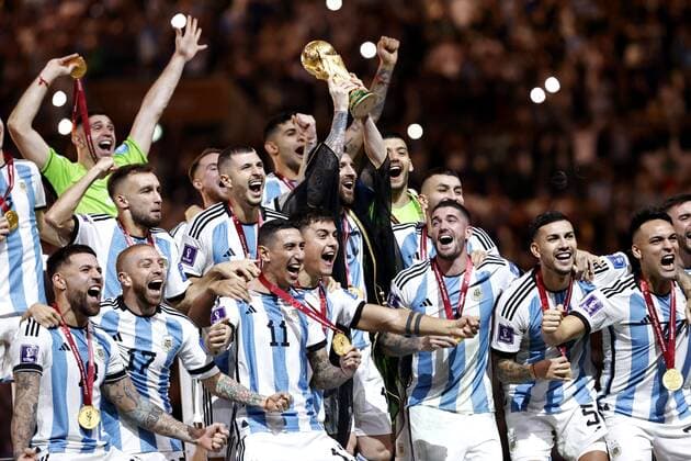 AL DAAYEN - Argentina goalkeeper Franco Armani, Juan Foyth of Argentina, Nicolas Tagliafico of Argentina, Gonzalo Montiel of Argentina, Leandro Daniel Paredes of Argentina, German Pezzella of Argentina, Rodrigo De Paul of Argentina, Marcos Acuna of Argentina, Julian Alvarez of Argentina, Lionel Messi of Argentina, Angel Di Maria of Argentina, Argentina goalkeeper Geronimo Rulli, Cristian Romero of Argentina, Exequiel Palacios of Argentina, Angel Correa of Argentina, Thiago Almada of Argentina, Alejandro Gomez of Argentina, Guido Rodriguez of Argentina, Nicolas Otamendi of Argentina , Alexis Mac Allister of Argentina, Paulo Dybala of Argentina, Lautaro Martinez of Argentina, Argentina goalkeeper Damian Martinez, Enzo Fernandez of Argentina, Lisandro Martinez of Argentina, Nahuel Molina of Argentina, Argentina coach Lionel Scaloni with world cup trophy, FIFA World Cup, WM, Weltmeisterschaft, Fussball trophy after the FIFA World Cup Qatar 2022 final match between Argentina and France at the Lusail Stadium on December 18, 2022 in Al Daayen, Qatar. AP Dutch Height MAURICE OF STONE FIFA World Cup Qatar 2022 2022 xVIxANPxSportx xMauricexvanxSteenxWKxIVx