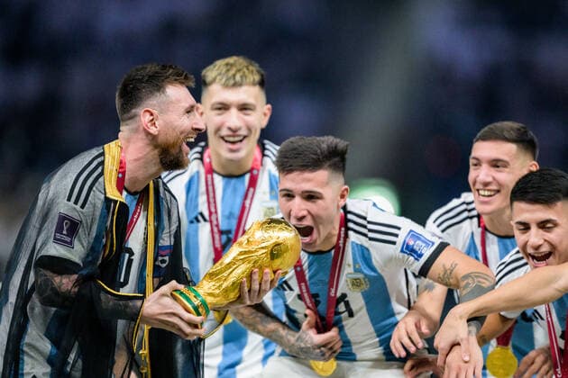 221218 Lionel Messi of Argentina celebrates with the FIFA World Cup, WM, Weltmeisterschaft, Fussball Trophy after the FIFA World Cup 2022 final between Argentina and France on December 18, 2022 in Doha. Photo: Joel Marklund BILDBYRAN kod JM JM0415 bbeng fotboll football soccer fotball vm fotbolls-vm fotball-vm fotbolls-vm 2022 fifa world cup 2022 final argentina frankrike france champions world champions FIFA World Cup Champions Gold medalist jubel celebration Copyright: JOELxMARKLUND BB221218JM186