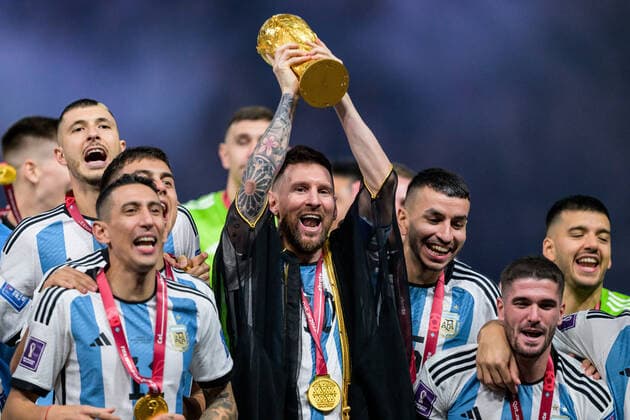 221218 Lionel Messi of Argentina lifts the FIFA World Cup, WM, Weltmeisterschaft, Fussball Trophy after the FIFA World Cup 2022 final between Argentina and France on December 18, 2022 in Doha. Photo: Joel Marklund BILDBYRAN kod JM JM0415 bbeng fotboll football soccer fotball vm fotbolls-vm fotball-vm fotbolls-vm 2022 fifa world cup 2022 final argentina frankrike france champions world champions FIFA World Cup Champions Gold medalist jubel celebration Copyright: JOELxMARKLUND BB221218JM190