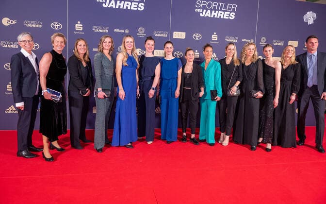 Damen Fussball Nationalmannschaft mit Bundestrainerin Martina Voss-Tecklenburg, Sportler des Jahres, Verleihung der Ehrung im Jahre 2022, 18.12.2022, Eibner-Pressefoto Sascha Walther Sportler des Jahres, Verleihung der Ehrung im Jahre 2022, 18.12.2022 Baden-Baden Copyright: xEibner-Pressefotox EP_EER