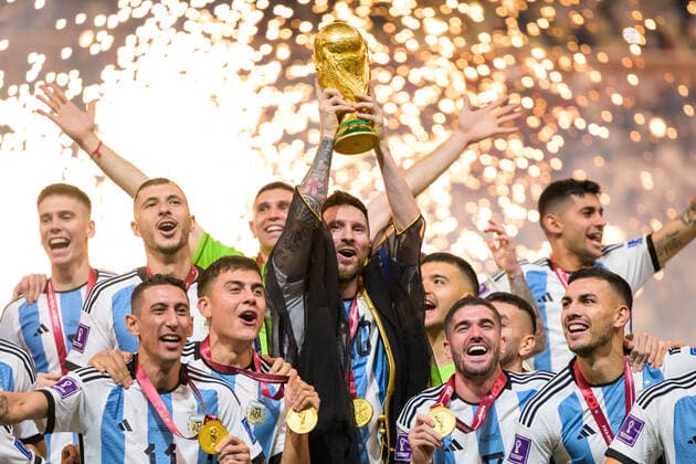 221218 Lionel Messi and players of Argentina celebrate with the FIFA World Cup, WM, Weltmeisterschaft, Fussball Trophy after winning the FIFA World Cup 2022 final between Argentina and France on December 18, 2022 in Doha. Photo: Joel Marklund BILDBYRAN kod JM JM0415 bbeng fotboll football soccer fotball vm fotbolls-vm fotball-vm fotbolls-vm 2022 fifa world cup 2022 final argentina frankrike france champions world champions FIFA World Cup Champions Gold medalist jubel celebration Copyright: JOELxMARKLUND BB221218JM195