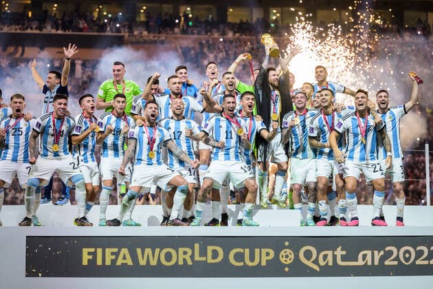 221218 Lionel Messi and players of Argentina celebrate with the FIFA World Cup, WM, Weltmeisterschaft, Fussball Trophy after winning the FIFA World Cup 2022 final between Argentina and France on December 18, 2022 in Doha. Photo: Joel Marklund BILDBYRAN kod JM JM0415 bbeng fotboll football soccer fotball vm fotbolls-vm fotball-vm fotbolls-vm 2022 fifa world cup 2022 final argentina frankrike france champions world champions FIFA World Cup Champions Gold medalist jubel celebration Copyright: JOELxMARKLUND BB221218JM199