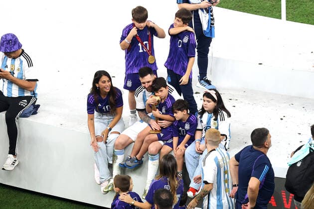 The Final : FIFA World Cup, WM, Weltmeisterschaft, Fussball 18 December 2022, Lusail City - FIFA World Cup Final Qatar 2022 - Argentina v France - Lionel Messi of Argentina with his family and the trophy - Photo: Charlotte Wilson Offside. Doha Qatar Copyright: xCharlottexWilsonx xOffsidexOffside