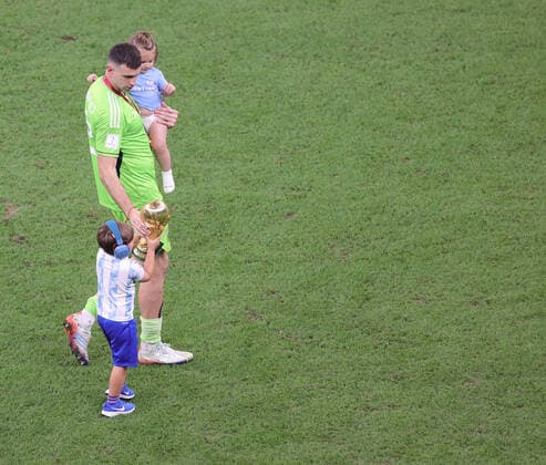 Argentina v France 2022 FIFA World Cup, WM, Weltmeisterschaft, Fussball Emiliano Martinez of Argentina with a child holding the World Cup during the 2022 FIFA World Cup Final between Argentina and France at Lusail Stadium, Lusail Content Not Available For UK Newspapers Copyright: xPaulxChestertonx FIL-17843-0431 UK Newspapers OUT