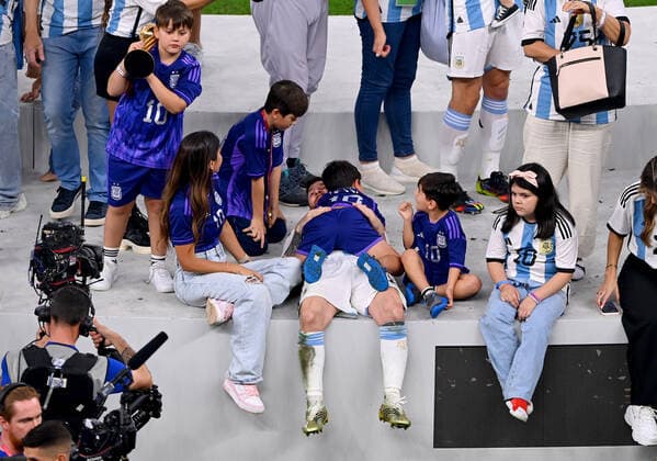 FUSSBALL WM 2022 Finale Argentinien - Frankreich 18.12.2022 Lionel Messi mit Kindern und seiner Ehefrau