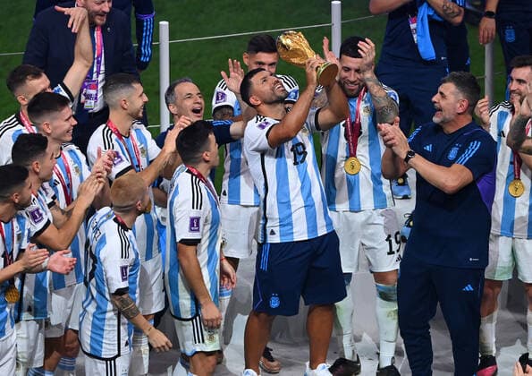 FUSSBALL WM 2022 Finale Argentinien - Frankreich 18.12.2022 Argentinien feiert sich als Weltmeister: Sergio Aguero reckt den Pokal in die Hoehe und feiert mit seinen Mitspielern den Weltmeistertitel