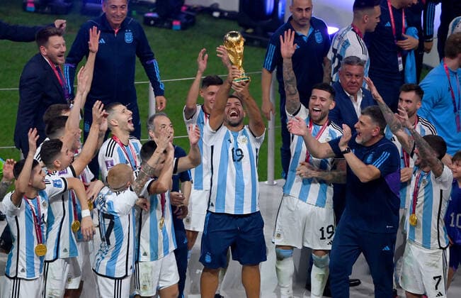 FUSSBALL WM 2022 Finale Argentinien - Frankreich 18.12.2022 Argentinien feiert sich als Weltmeister: Sergio Aguero reckt den Pokal in die Hoehe und feiert mit seinen Mitspielern den Weltmeistertitel