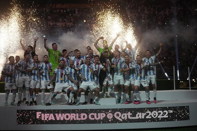 18.12.2022, Lusail Iconic Stadium, Doha, QAT, WM FIFA 2022, Finale, Argentinien vs Frankreich, im Bild Die argentinische Mannschaft ist Weltmeister 2022, Argentina s forward Lionel Messi hält den WM Pokal in seinen Händen. Doha Lusail Iconic Stadium Qatar