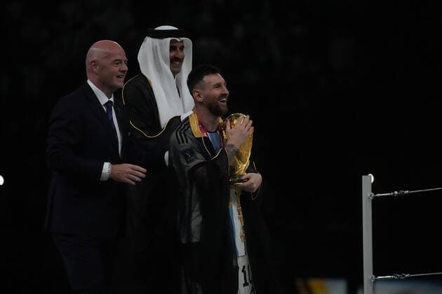 QAT, WM FIFA 2022, Finale, Argentinien vs Frankreich 18.12.2022, Lusail Iconic Stadium, Doha, QAT, WM FIFA 2022, Finale, Argentinien vs Frankreich, im Bild Argentina s forward Lionel Messi bekommt den WM Pokal von FIFA Präsident Giovanni Infantino und Tamim bin Hamad Al Thani, dem Emir von Katar.