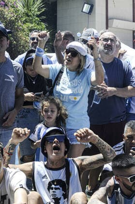 supporter de l argentine celebrant devant la maison de Maradona a Villa Devoto Argentina FOOTBALL : Coupe du Monde de la FIFA - Qatar 2022 - Les supporters Ã Buenos Aires - 18 12 2022 JaimeOlivos Panoramic 