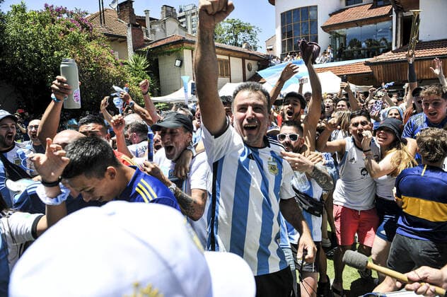 supporter de l argentine celebrant devant la maison de Maradona a Villa Devoto Argentina FOOTBALL : Coupe du Monde de la FIFA - Qatar 2022 - Les supporters Ã Buenos Aires - 18 12 2022 JaimeOlivos Panoramic 