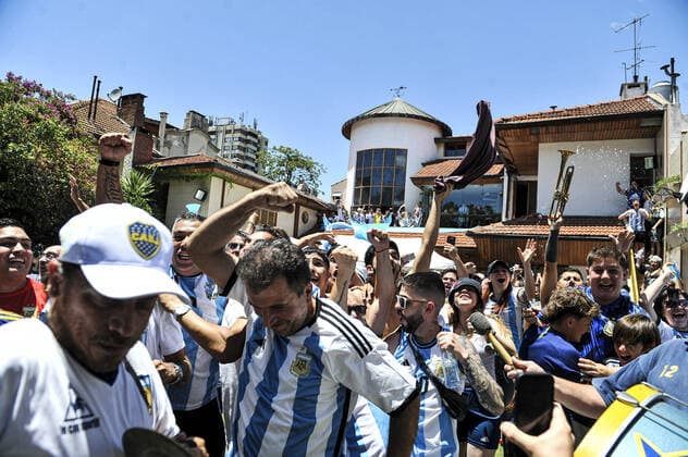 supporter de l argentine celebrant devant la maison de Maradona a Villa Devoto Argentina FOOTBALL : Coupe du Monde de la FIFA - Qatar 2022 - Les supporters Ã Buenos Aires - 18 12 2022 JaimeOlivos Panoramic 