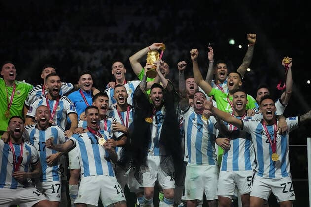 QAT, WM FIFA 2022, Finale, Argentinien vs Frankreich 18.12.2022, Lusail Iconic Stadium, Doha, QAT, WM FIFA 2022, Finale, Argentinien vs Frankreich, im Bild Die argentinische Mannschaft ist Weltmeister 2022, Argentina s forward Lionel Messi hält den WM Pokal in seinen Händen..