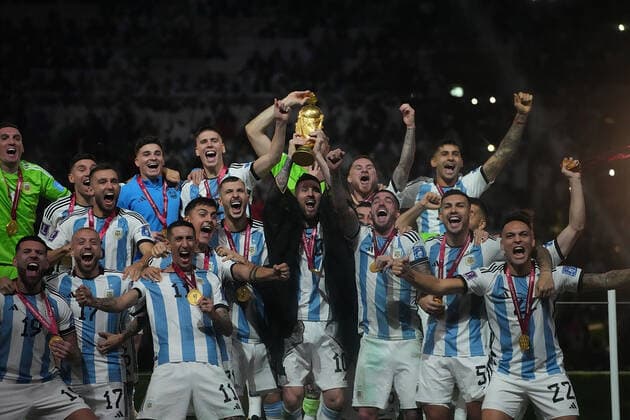 QAT, WM FIFA 2022, Finale, Argentinien vs Frankreich 18.12.2022, Lusail Iconic Stadium, Doha, QAT, WM FIFA 2022, Finale, Argentinien vs Frankreich, im Bild Die argentinische Mannschaft ist Weltmeister 2022, Argentina s forward Lionel Messi hält den WM Pokal in seinen Händen..