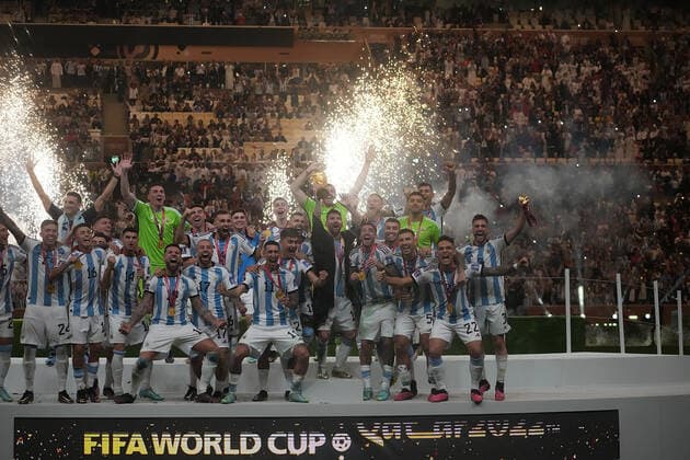 QAT, WM FIFA 2022, Finale, Argentinien vs Frankreich 18.12.2022, Lusail Iconic Stadium, Doha, QAT, WM FIFA 2022, Finale, Argentinien vs Frankreich, im Bild Die argentinische Mannschaft ist Weltmeister 2022, Argentina s forward Lionel Messi hält den WM Pokal in seinen Händen..