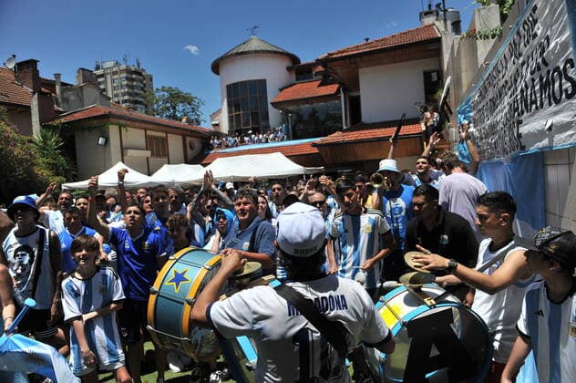 supporter de l argentine celebrant devant la maison de Maradona a Villa Devoto Argentina FOOTBALL : Coupe du Monde de la FIFA - Qatar 2022 - Les supporters Ã Buenos Aires - 18 12 2022 JaimeOlivos Panoramic 