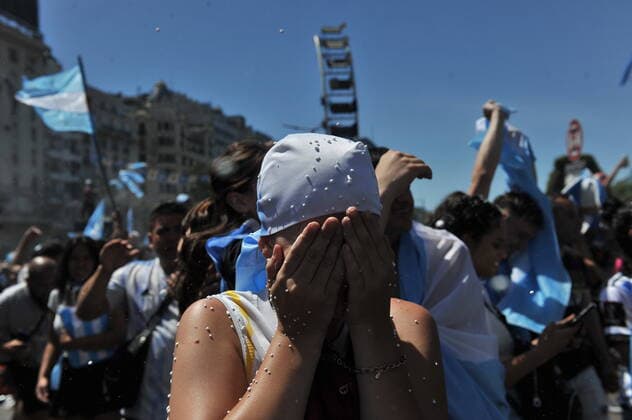 Football Football - Finale de la Coupe du monde de la FIFA Qatar 2022 - Fans Ã Buenos Aires - Buenos Aires, Argentine - 18 dÃ cembre 2022 Les fans argentins cÃ lebrent leur victoire dans la Coupe du monde. FOOTBALL : Coupe du Monde de la FIFA - Qatar 2022 - Les supporters Ã Buenos Aires - 18 12 2022 JaimeOlivos Panoramic 