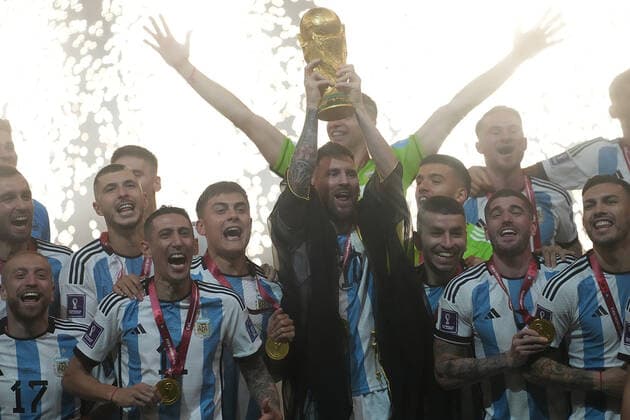 18.12.2022, Lusail Iconic Stadium, Doha, QAT, WM FIFA 2022, Finale, Argentinien vs Frankreich, im Bild Die argentinische Mannschaft ist Weltmeister 2022, Argentina s forward Lionel Messi hält den WM Pokal in seinen Händen. Doha Lusail Iconic Stadium Qatar