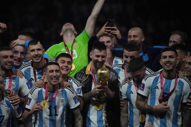 18.12.2022, Lusail Iconic Stadium, Doha, QAT, WM FIFA 2022, Finale, Argentinien vs Frankreich, im Bild Die argentinische Mannschaft ist Weltmeister 2022, Argentina s forward Lionel Messi hält den WM Pokal in seinen Händen. Doha Lusail Iconic Stadium Qatar