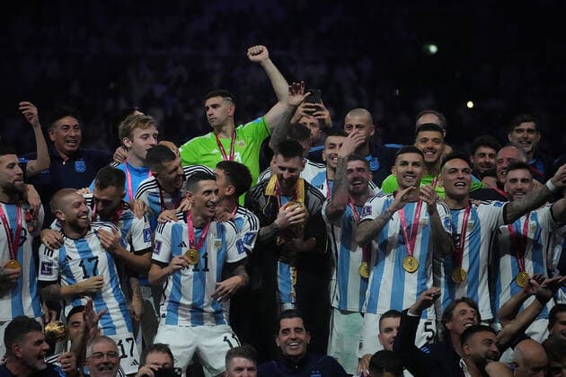 18.12.2022, Lusail Iconic Stadium, Doha, QAT, WM FIFA 2022, Finale, Argentinien vs Frankreich, im Bild Die argentinische Mannschaft ist Weltmeister 2022, Argentina s forward Lionel Messi hält den WM Pokal in seinen Händen. Doha Lusail Iconic Stadium Qatar