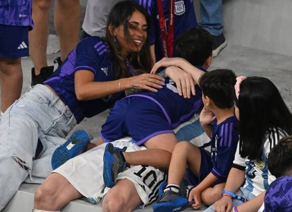 Qatar Soccer World Cup Argentina - France 8342472 18.12.2022 Argentina s Lionel Messi celebrates the team s victory with his family after the trophy ceremony following the Qatar 2022 World Cup final match between Argentina and France at the Lusail Iconic Stadium, in Lusail, Qatar. Grigory Sysoev Sputnik Lusail Qatar  Copyright: xGrigoryxSysoevx