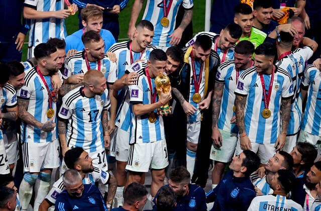 FUSSBALL WM 2022 Finale Argentinien - Frankreich 18.12.2022 Argentinien feiert sich als Weltmeister: Lionel Messi und Angel Di Maria kuessen den Pokal und feiern mit den Mitspielern den Weltmeistertitel